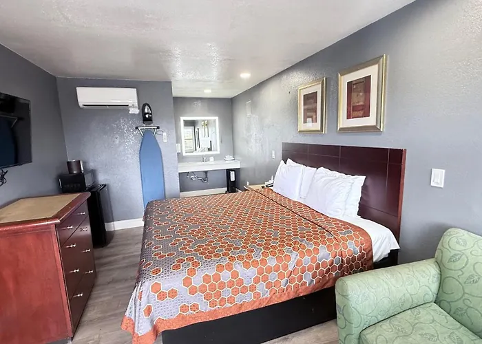 Fireside Inn By The Beach Boardwalk & Bowling