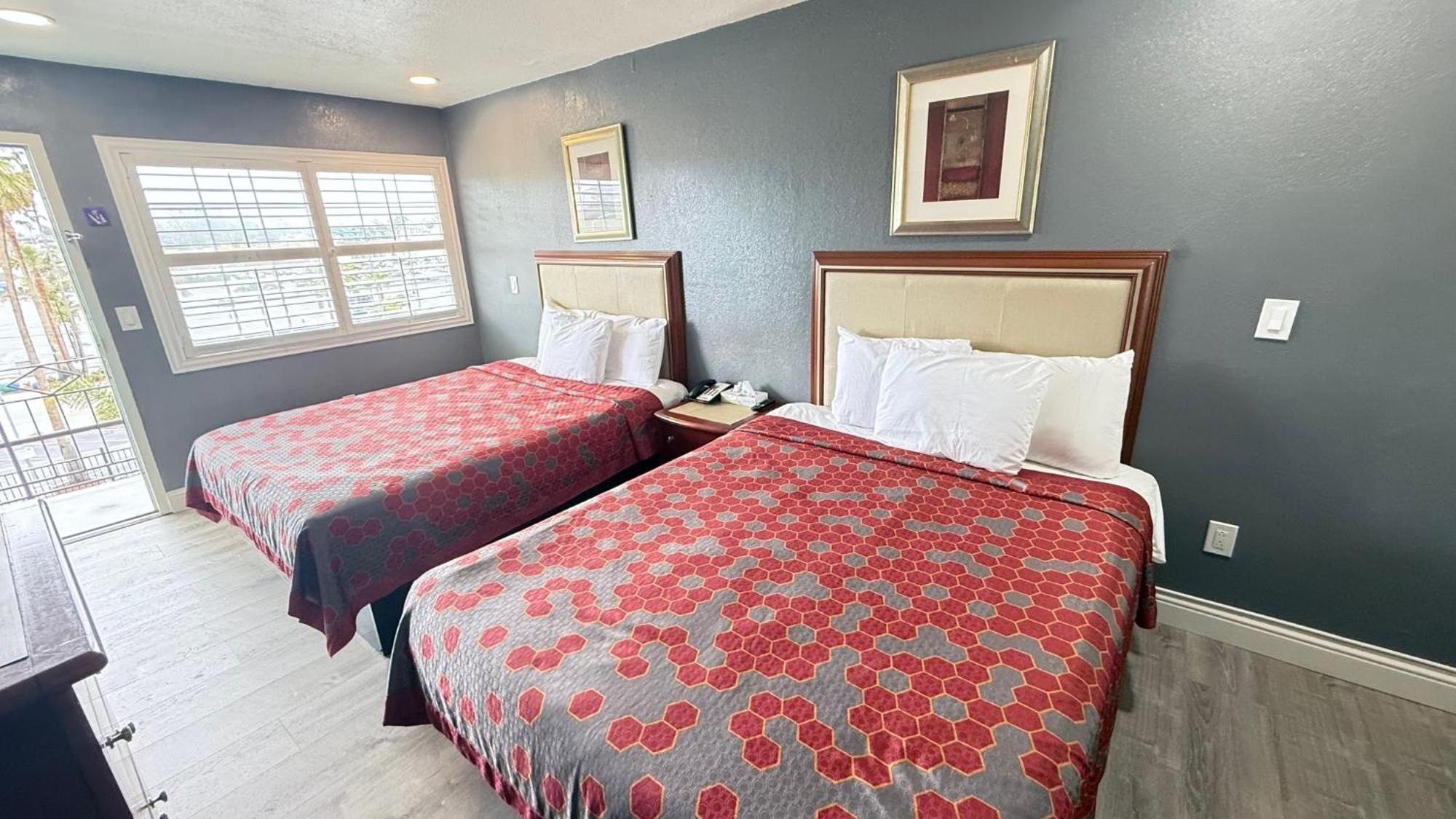 Fireside By The Boardwalk & Bowling Motel 2*