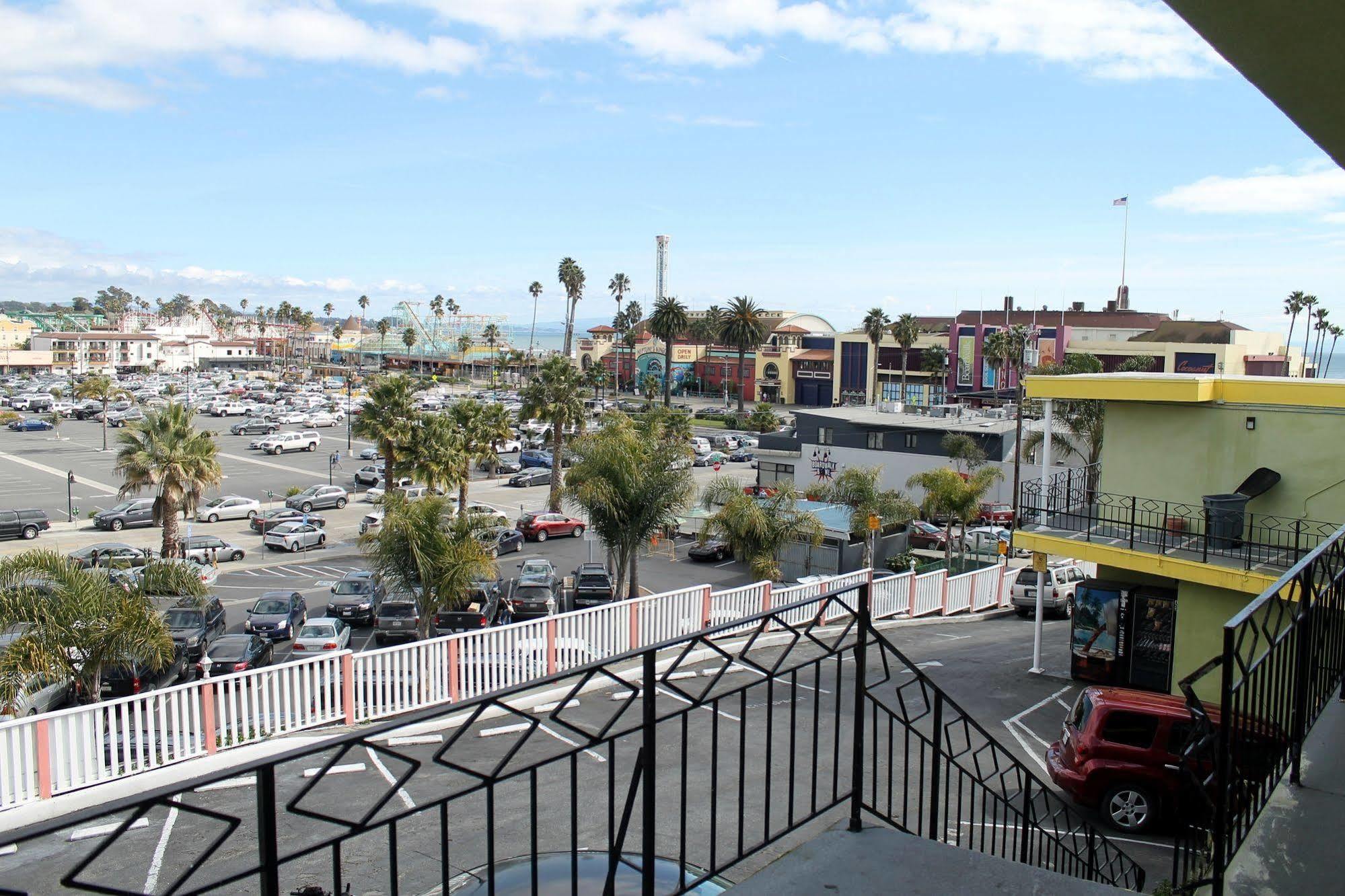 Fireside By The Beach Boardwalk & Bowling Motel