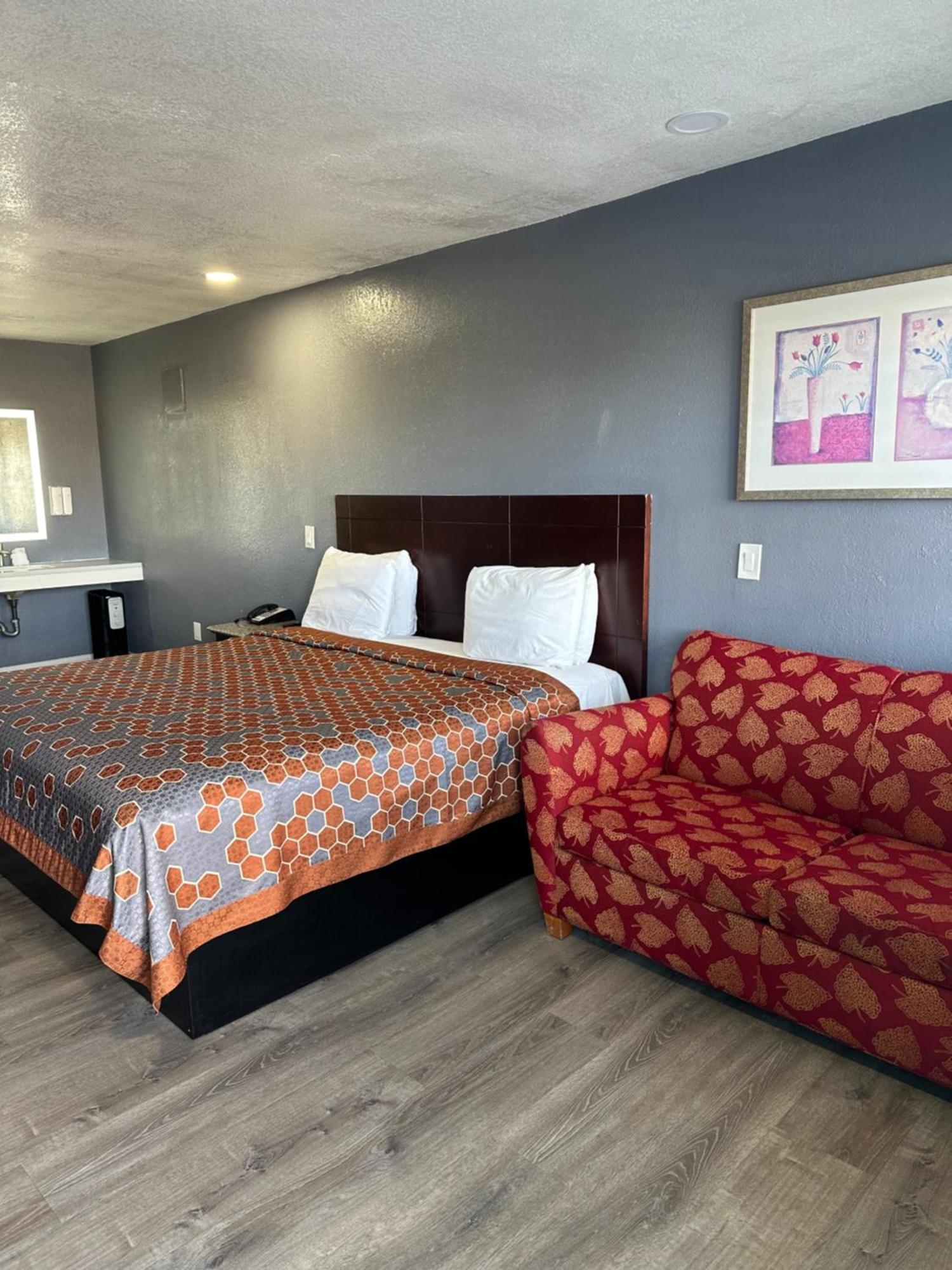Fireside By The Beach Boardwalk & Bowling Motel