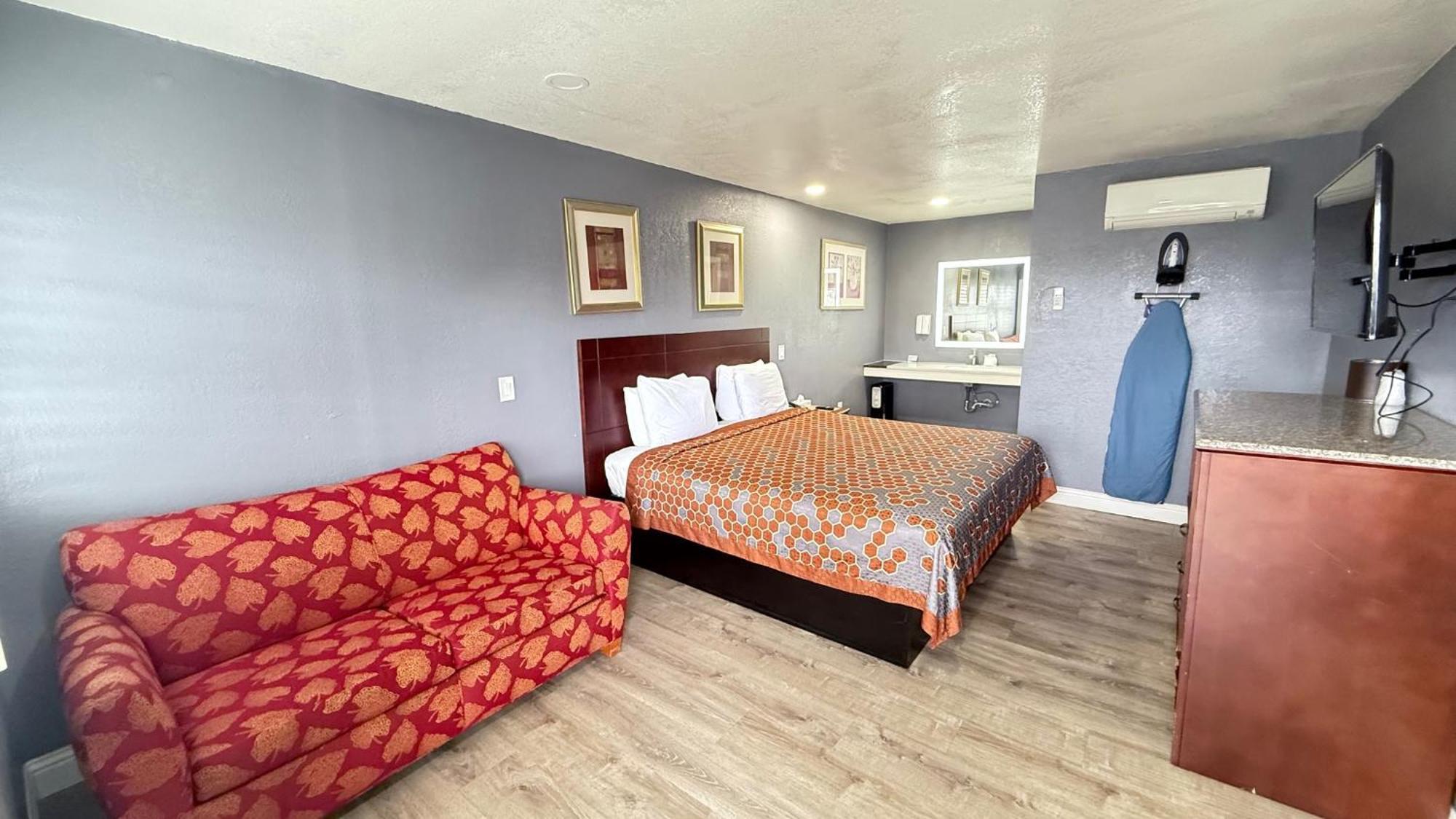 Fireside By The Beach Boardwalk & Bowling Motel